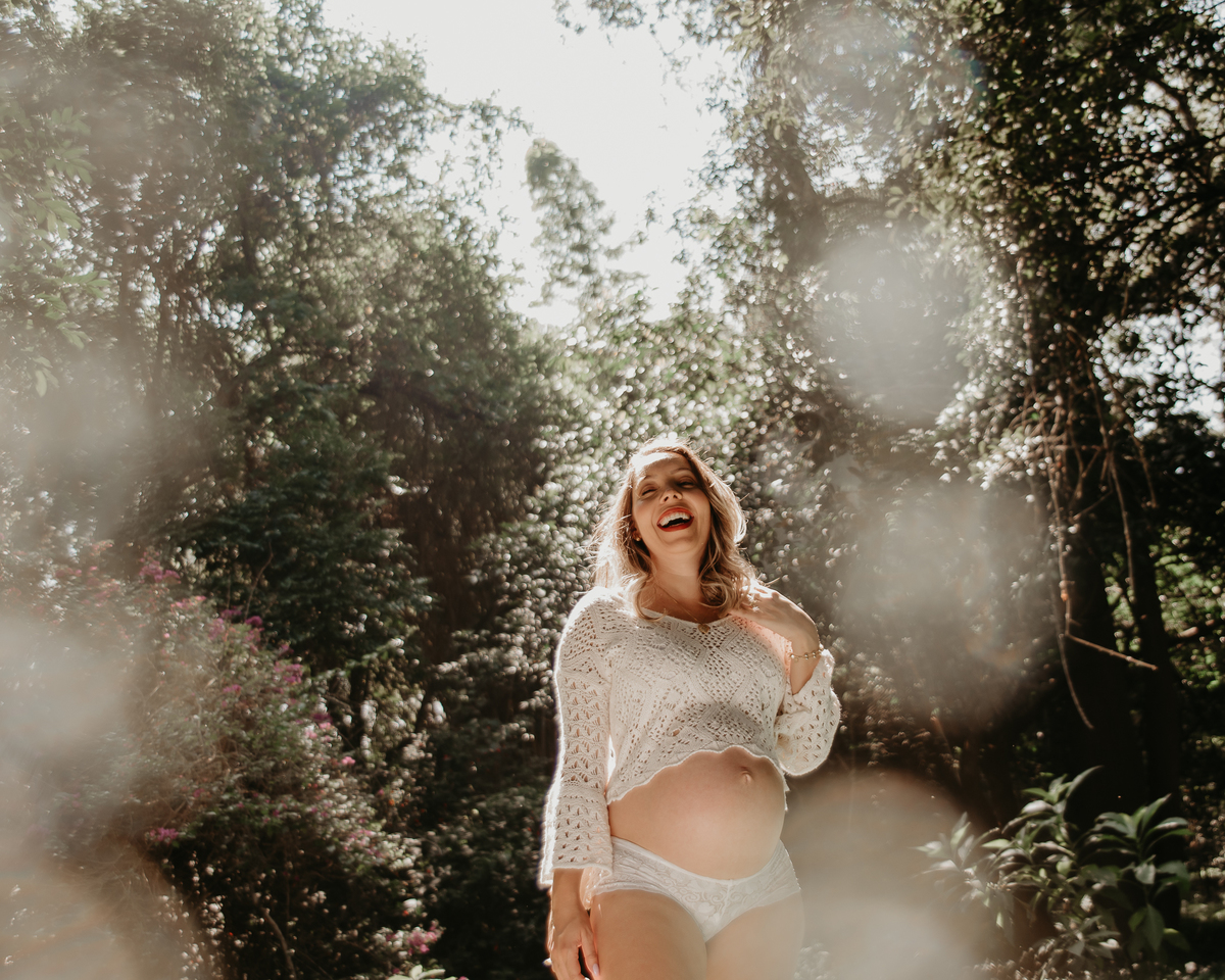 Ensaio ao ar livre de gestante com natureza na zona leste de SP