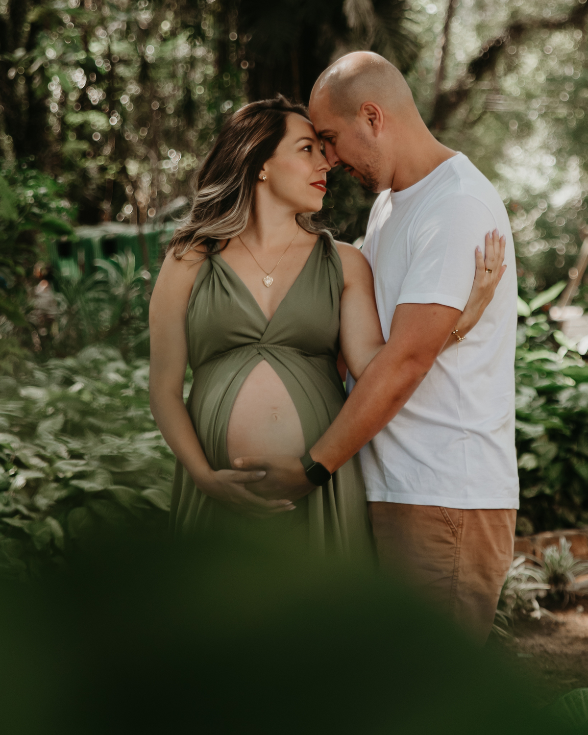 Ensaio ao ar livre de gestante com natureza na zona leste de SP
