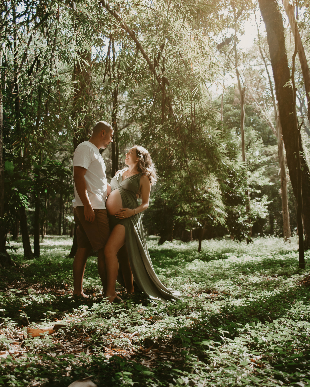 Ensaio ao ar livre de gestante com natureza na zona leste de SP