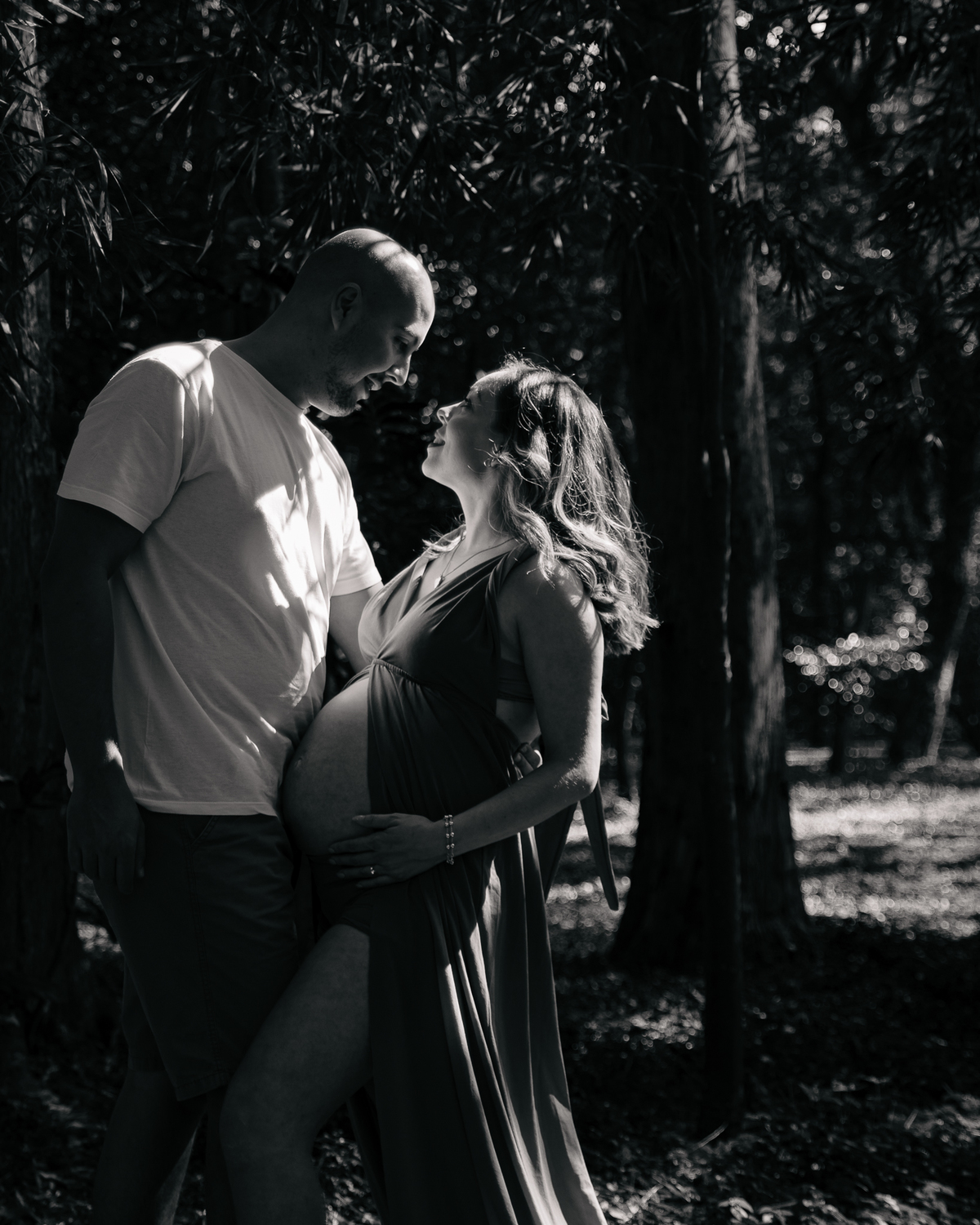 Ensaio ao ar livre de gestante com natureza na zona leste de SP