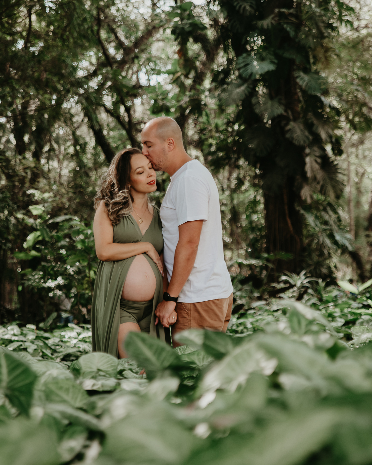 Ensaio ao ar livre de gestante com natureza na zona leste de SP