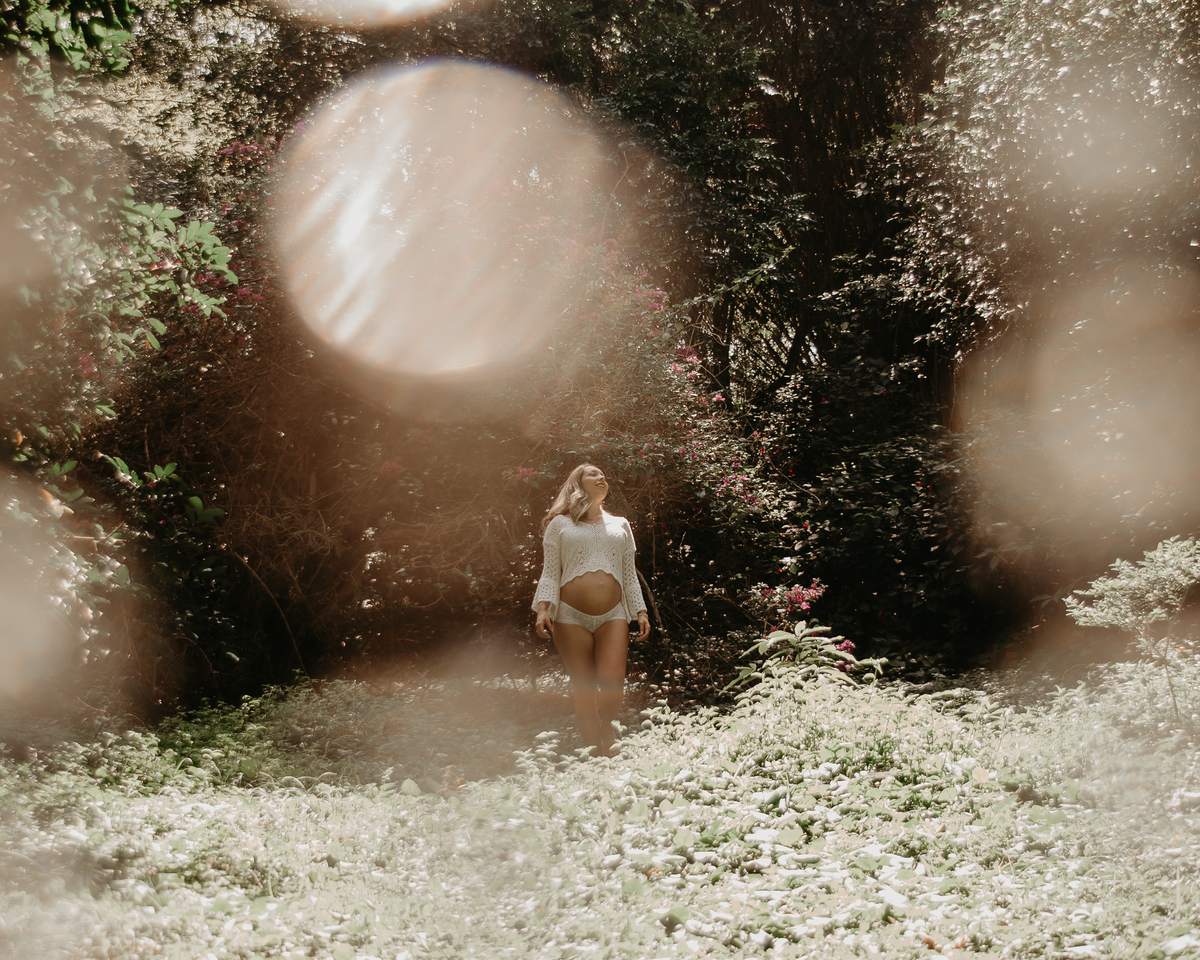 Ensaio ao ar livre de gestante com natureza na zona leste de SP