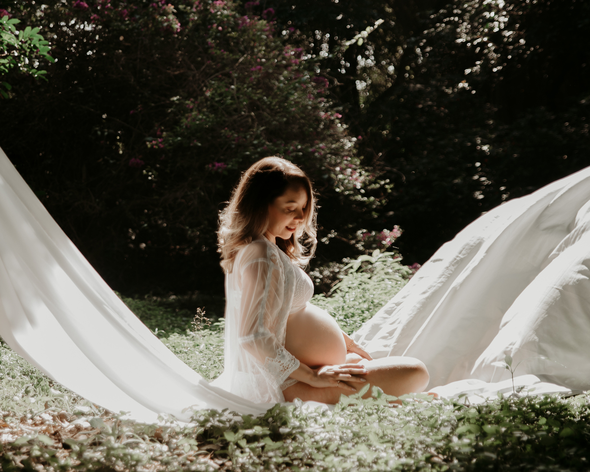 Ensaio ao ar livre de gestante com natureza na zona leste de SP