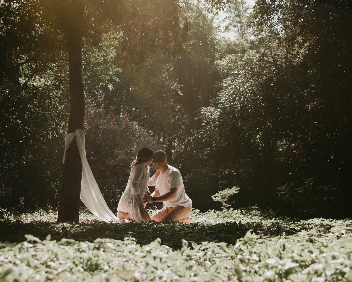 Ensaio ao ar livre de gestante com natureza na zona leste de SP