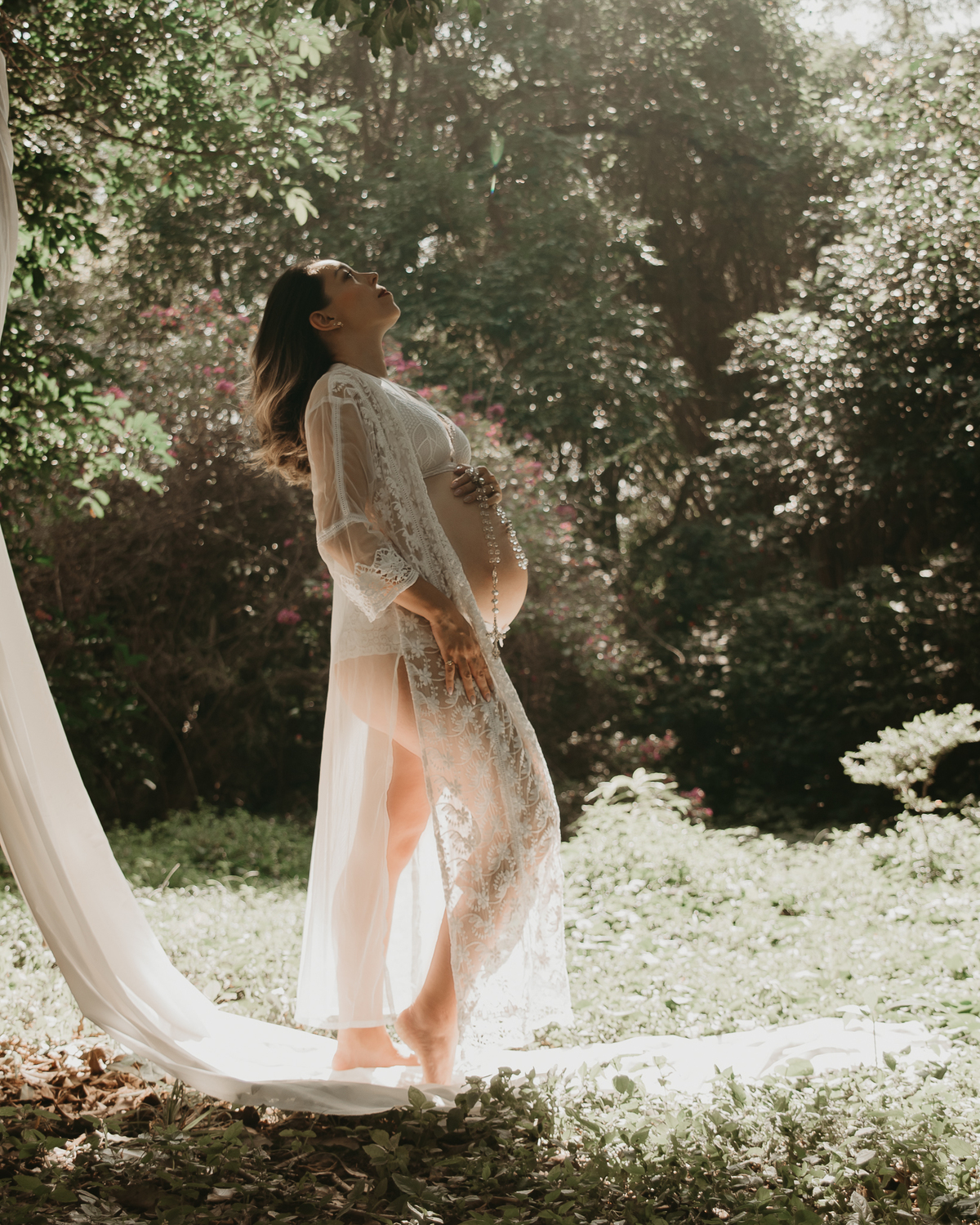 Ensaio ao ar livre de gestante com natureza na zona leste de SP