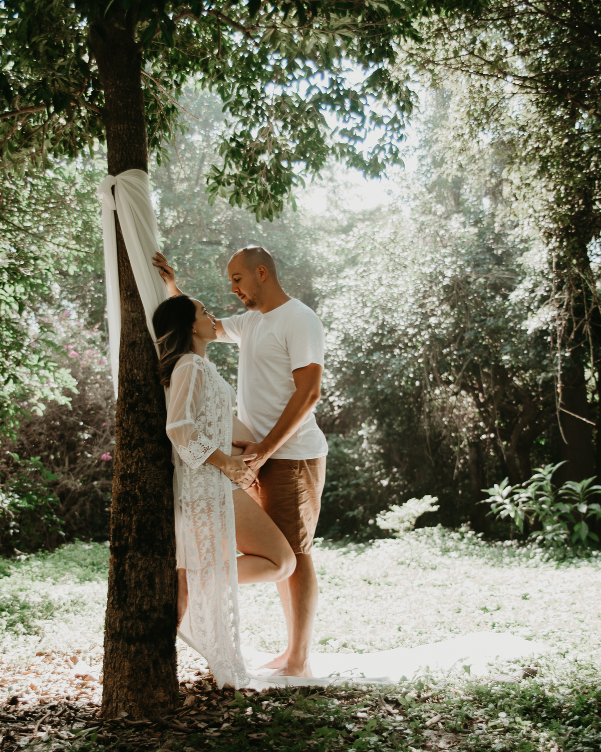 Ensaio ao ar livre de gestante com natureza na zona leste de SP