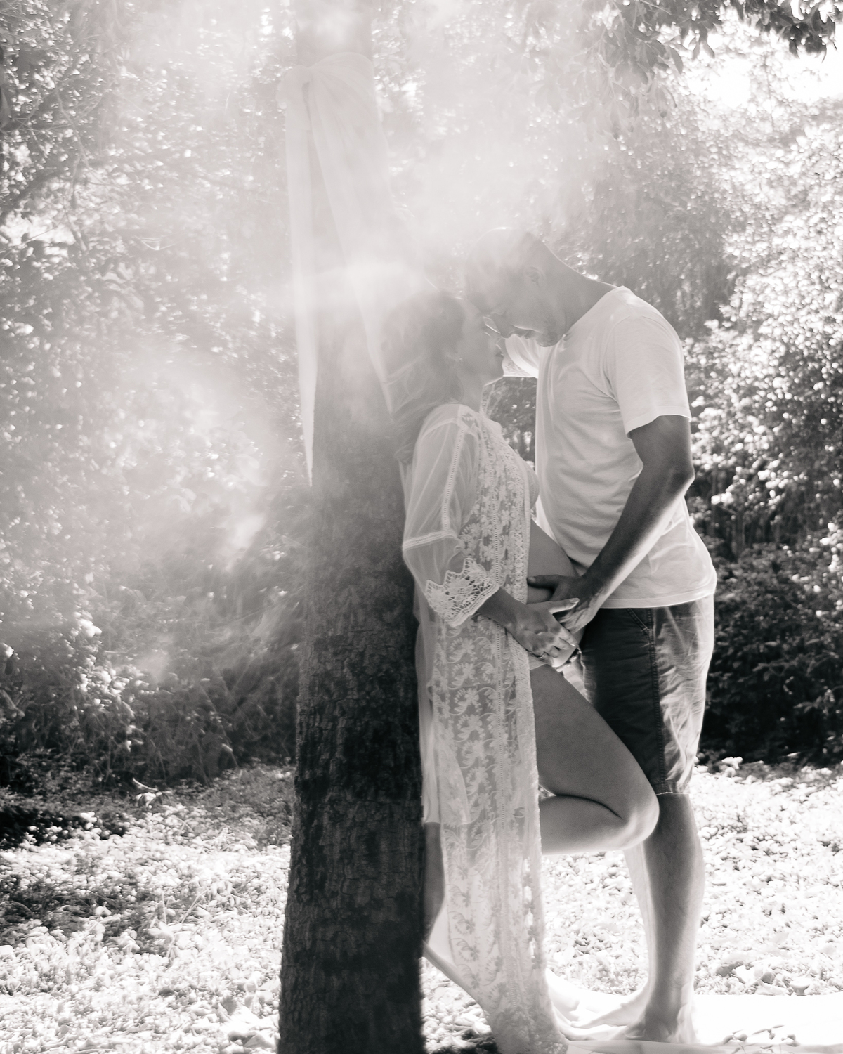 Ensaio ao ar livre de gestante com natureza na zona leste de SP