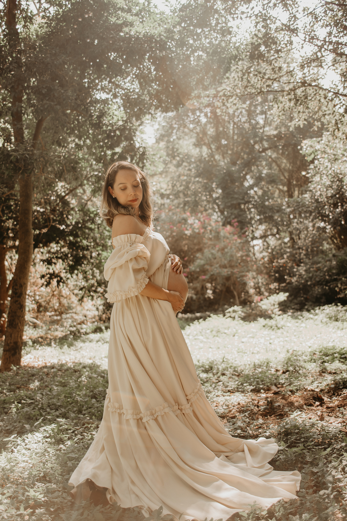 Ensaio ao ar livre de gestante com natureza na zona leste de SP