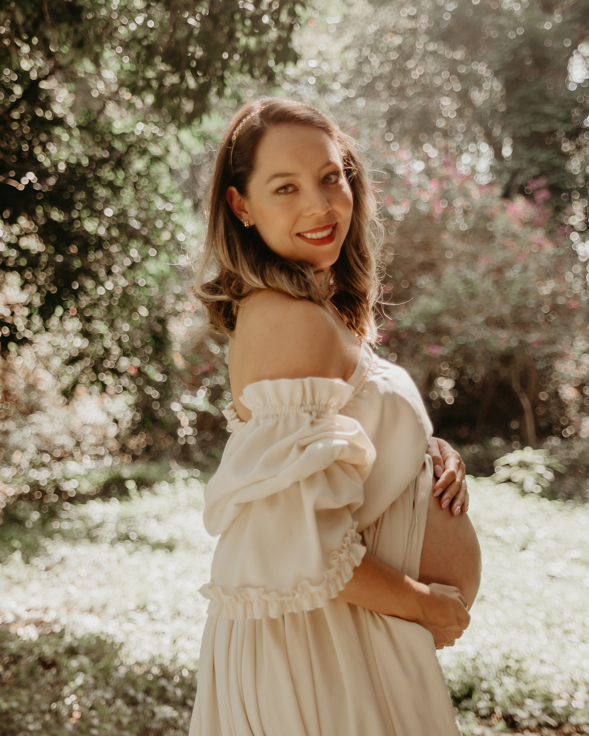 Ensaio ao ar livre de gestante com natureza na zona leste de SP