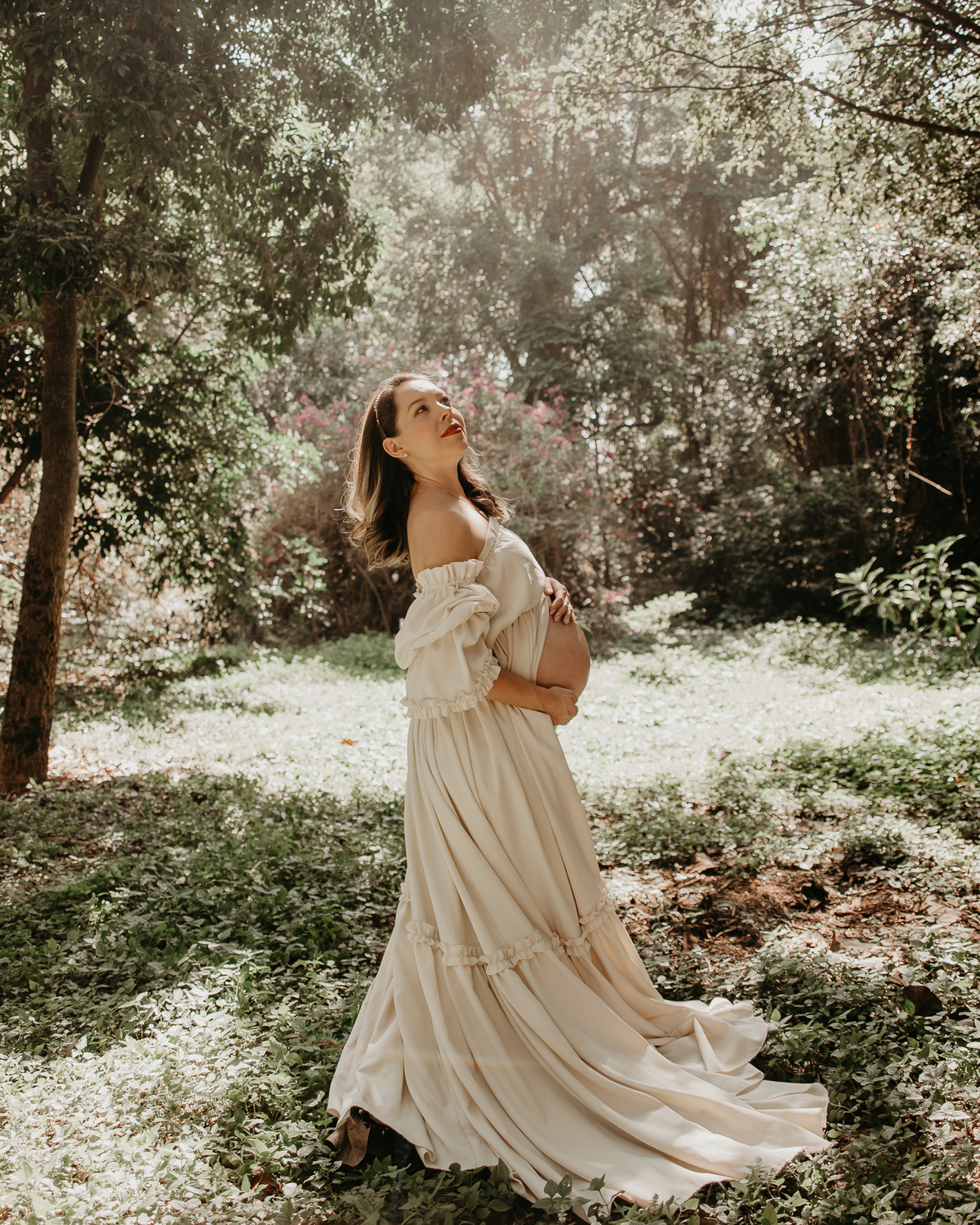 Ensaio ao ar livre de gestante com natureza na zona leste de SP