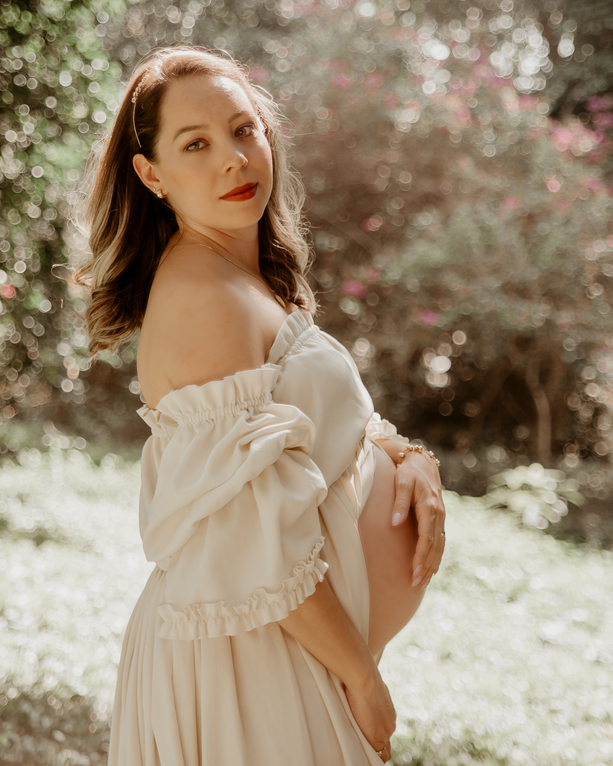 Ensaio ao ar livre de gestante com natureza na zona leste de SP