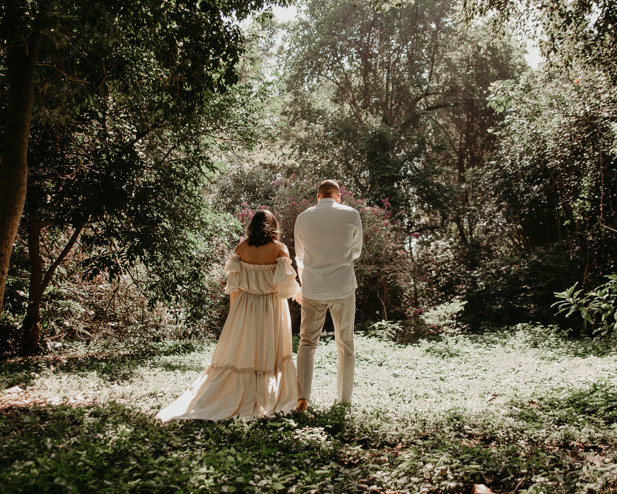 Ensaio ao ar livre de gestante com natureza na zona leste de SP