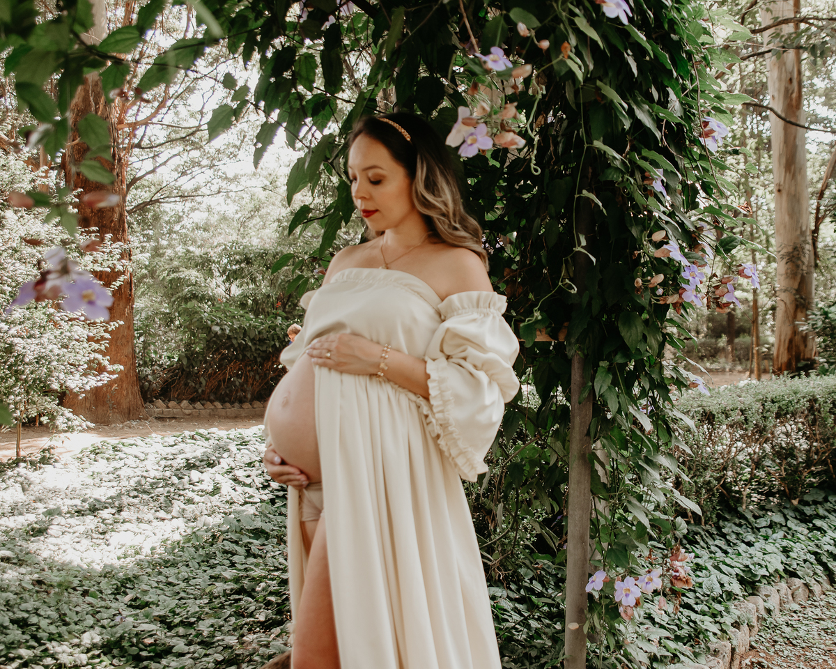 Ensaio ao ar livre de gestante com natureza na zona leste de SP