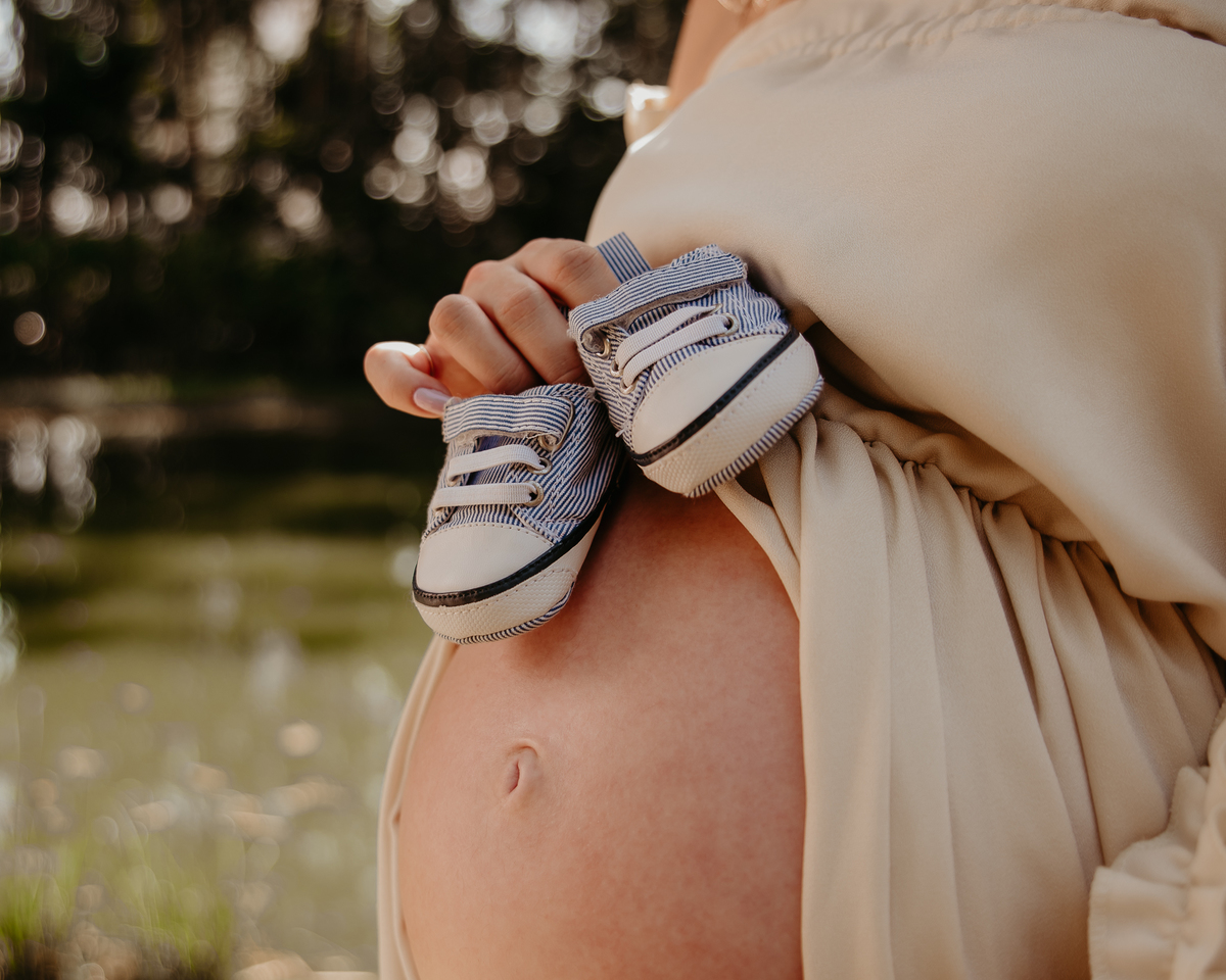 Ensaio ao ar livre de gestante com natureza na zona leste de SP