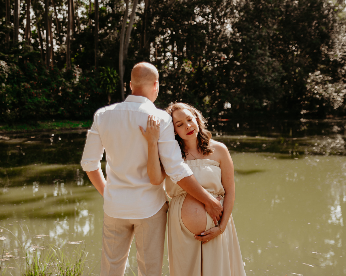 Ensaio ao ar livre de gestante com natureza na zona leste de SP