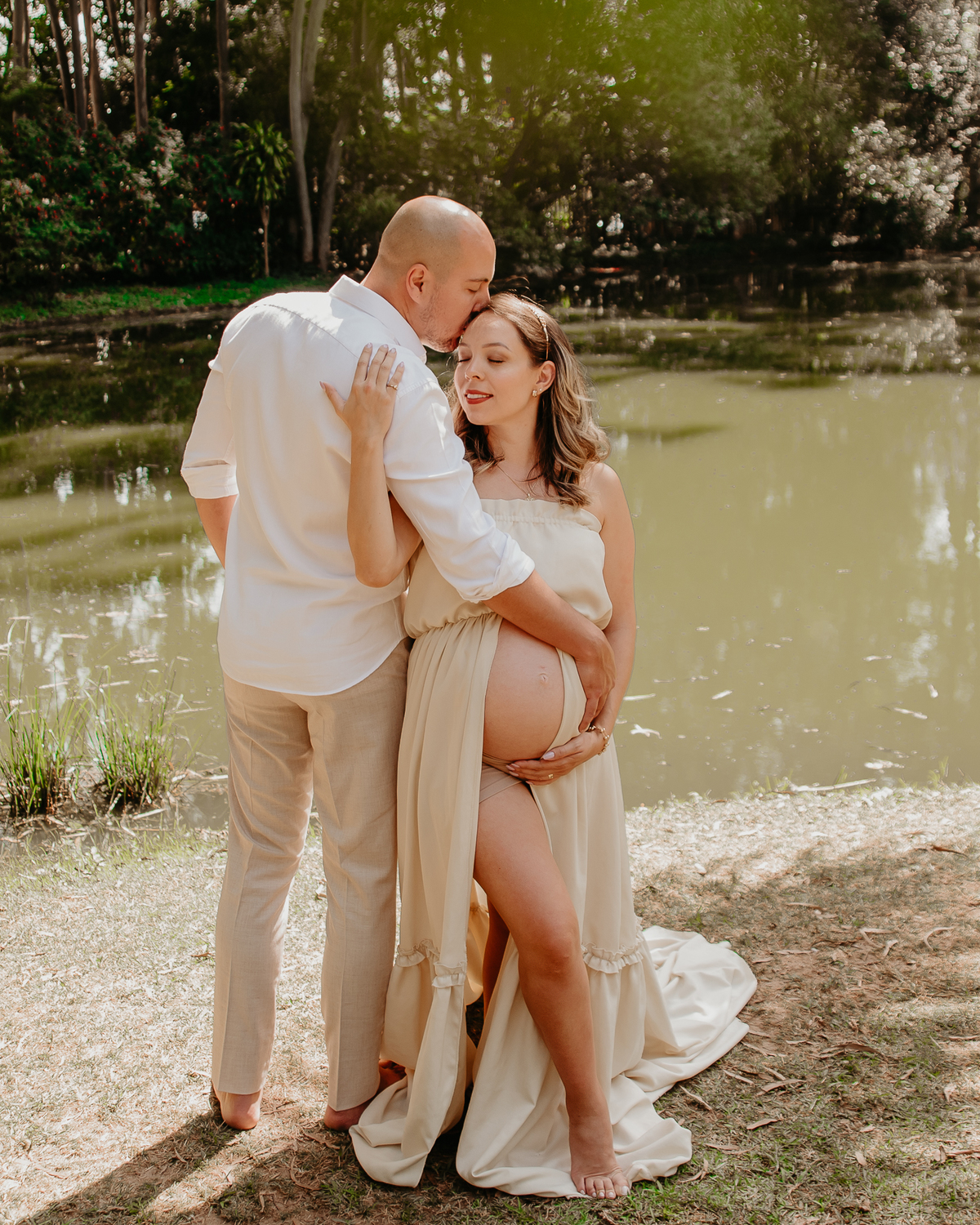 Ensaio ao ar livre de gestante com natureza na zona leste de SP
