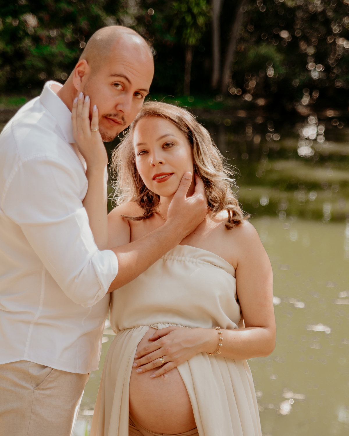 Ensaio ao ar livre de gestante com natureza na zona leste de SP