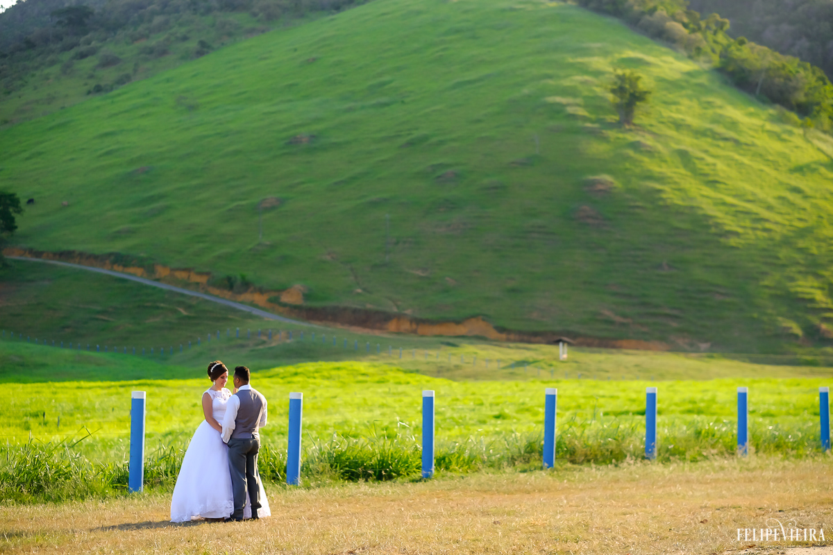 felpe vieira fotografia de casamento ensaio pós wedding durante entardecer com  casal durante o por do sol