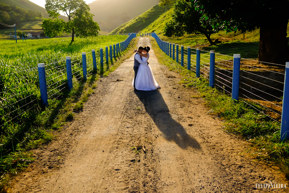 casal de noivos numa estradinha de terra durante um entardecer ensaio pós wedding foto felipe vieira fotografia de casamento em guarapari-es