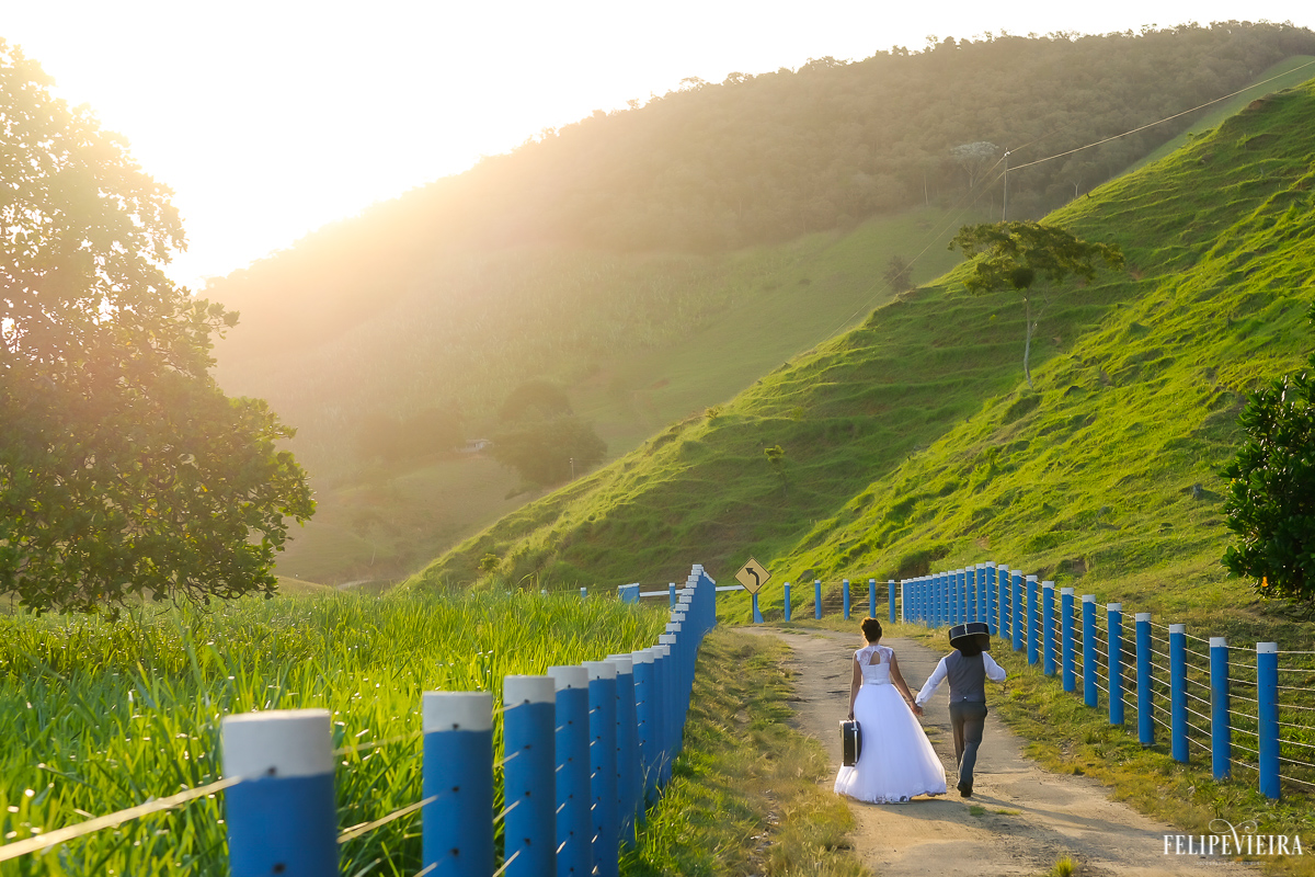 casal andando numa estradinha de chão noivos ensaio pós wedding foto felipe vieira fotografia de casamento em guarapari-es