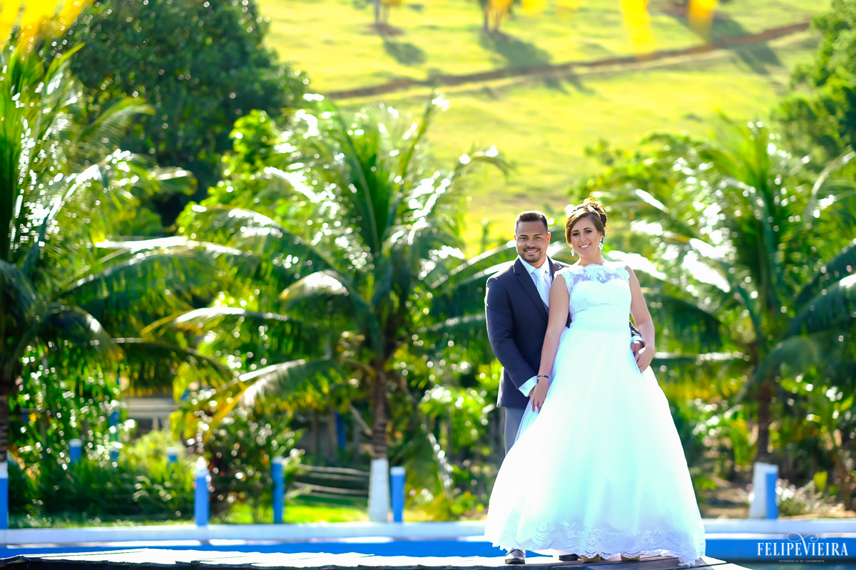 ensaio pós wedding do Edy e da Nana numa fazendo no interior de Guarapari-ES com o casa posando numa ponte na contra luz