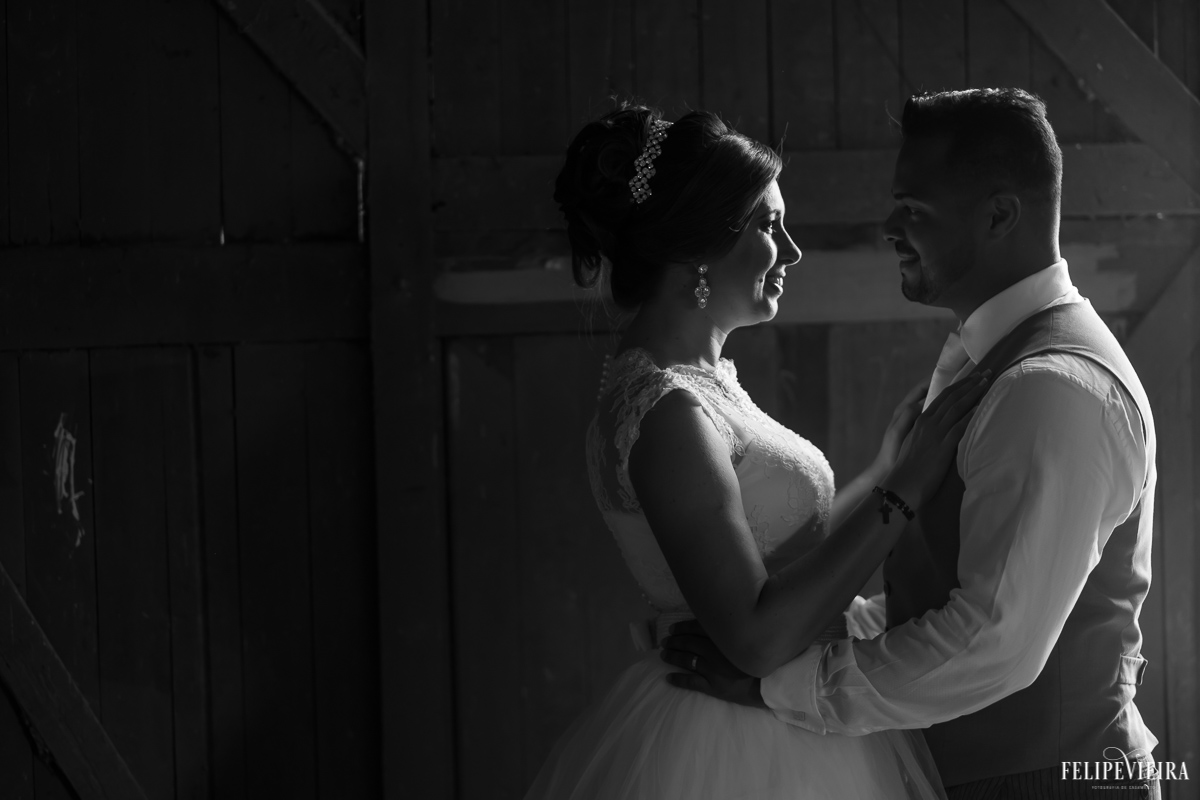 foto em preto e branco feita durante ensaio pós wedding com o casal dentro de um galpão olhando um para o outro durante ensaio feito por Felipe Vieira Fotografia de casamento em Guarapari-ES