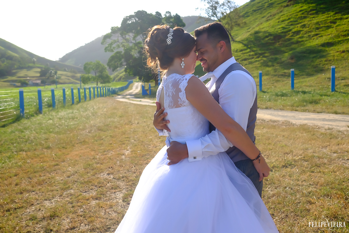 Nana e Edy curtindo um momento de carinho durante o ensaio pós wedding com um belo entardecer com a noiva pegando na bunda do noivo