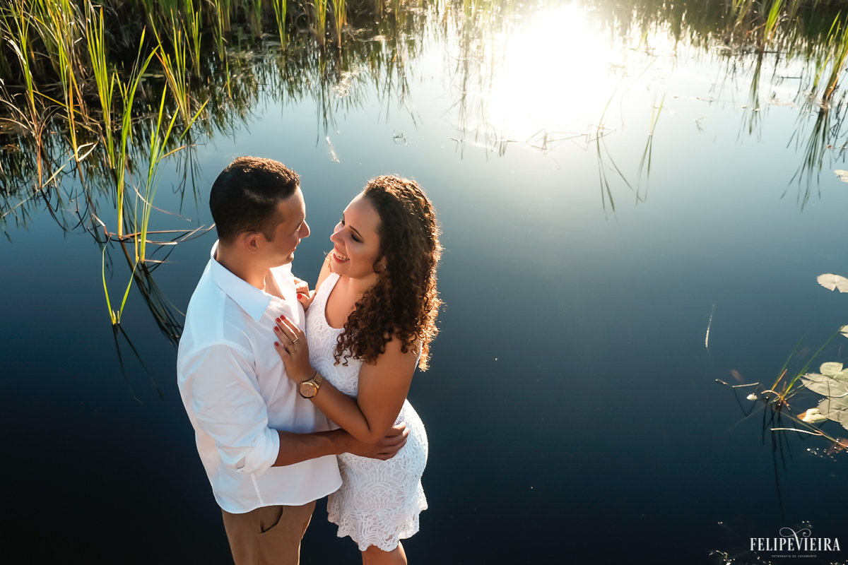 Thais e Wagner durante um belo entardecer de outono no parque Paulo Cesar Vinha durante o ensaio pré casamento com o fotógrafo Felipe Vieira fotografia de casamento