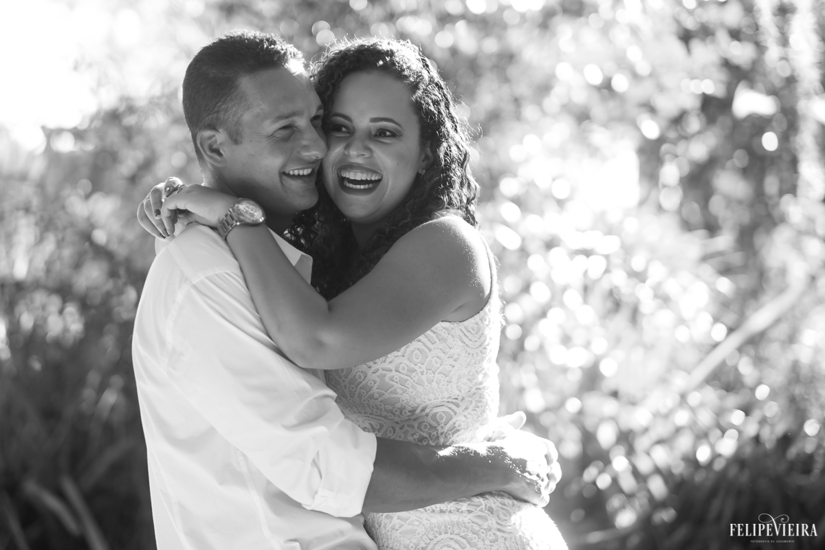 Thais e Wagner sorrindo durante o ensaio pré wedding em uma linda foto do casal em preto e branco pelo fotógrafo Felipe Vieira em Guarapari-ES