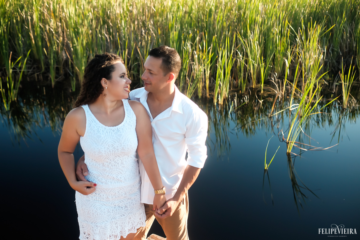 foto feita no deck do parque estadual Paulo César Vinha durante um belo por do sol de outono pelo fotógrafo Felipe Vieira fotografia de casamento