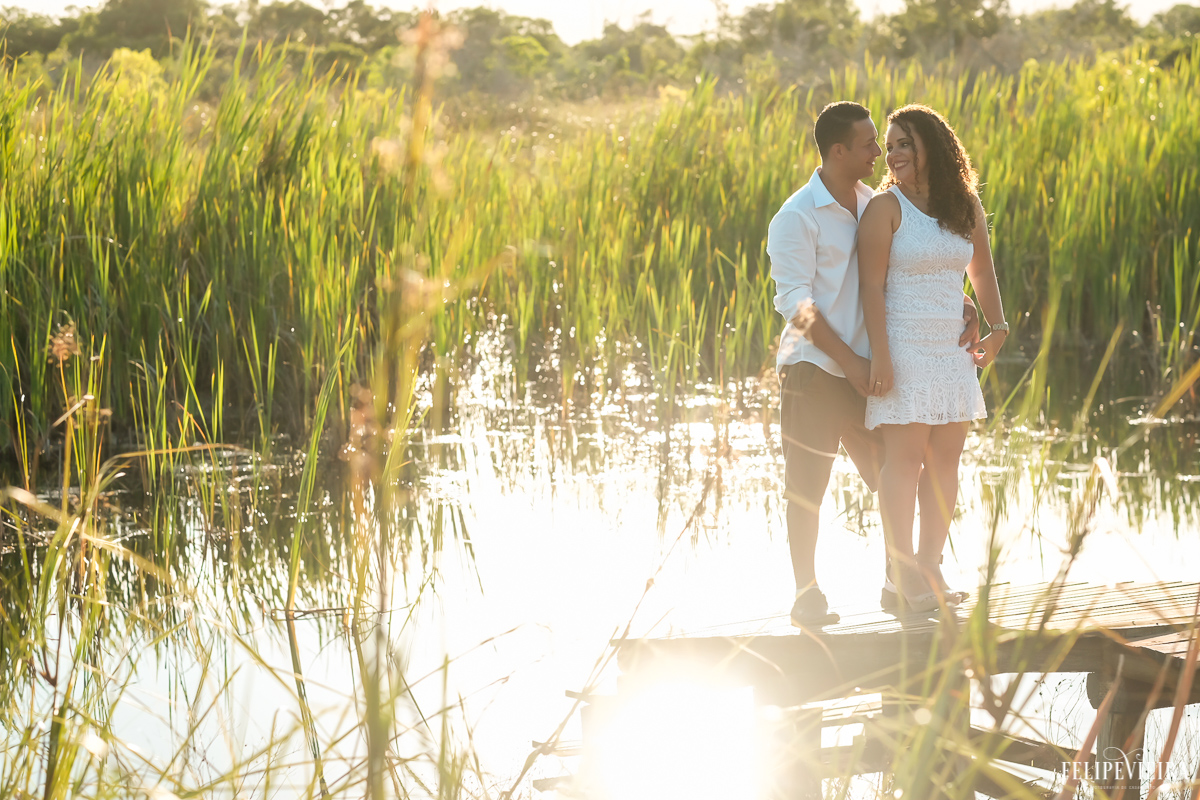 bela foto do casal Thais e Wagner feita durante o por do sol para o ensaio pré casamento