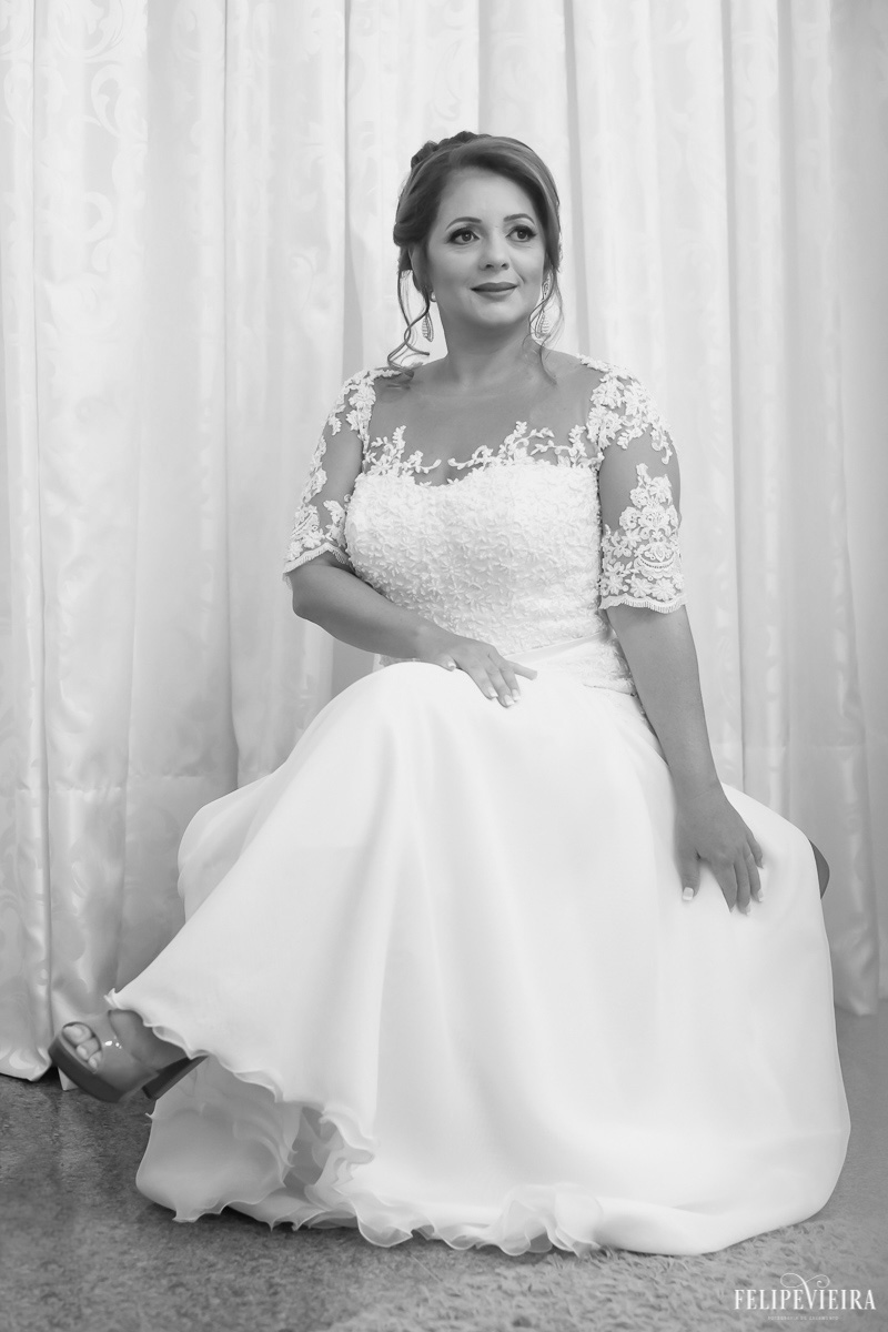 fotógrafo de casamento Felipe Vieira fazendo um retrato clássico da noiva Gesiane enquanto ela espera pela cerimônia de seu casamento