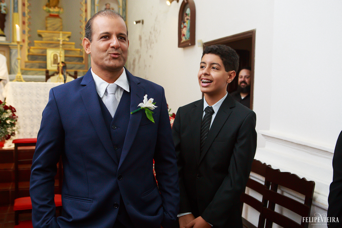 noivo esperando a noiva no altar sendo observado pelo seu filho Felipe Vieira fotografia de casamento em Guarapari-ES