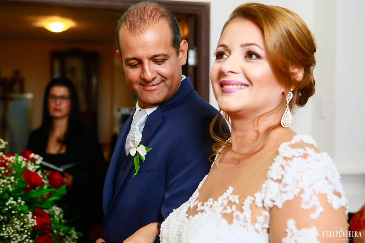 noivo olhando para a noiva durante a cerimônia foto Felipe Vieira fotografia de casamento em Guarapari-ES