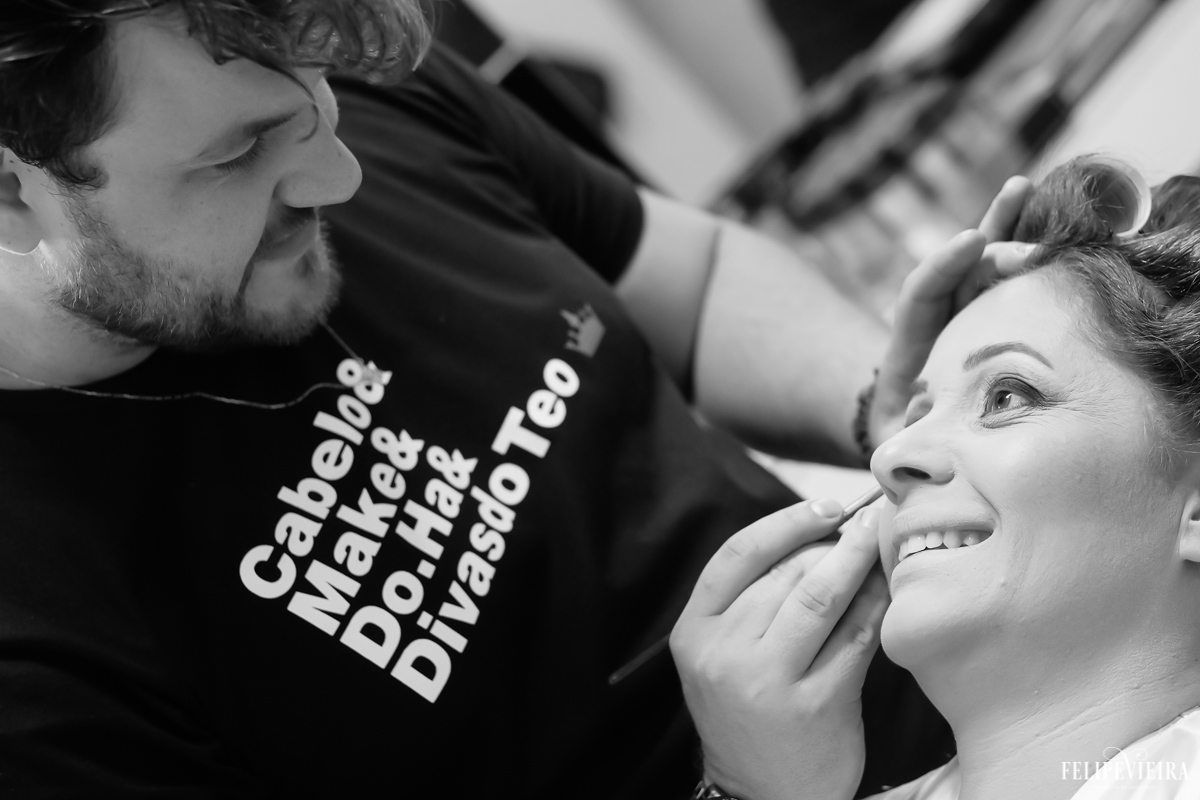 making da noiva pelo fotografo de casamento em Guarapari Felipe Vieira fotografo de casamento no Espírito Santo fotogra fia de noiva em preto e branco