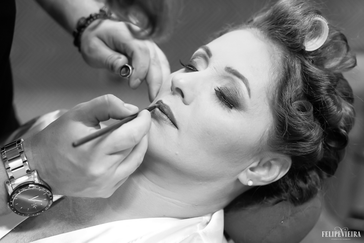 Téo Ziviani passando batom na noiva Gesiane foto em preto e branco pelo fotógrafo de casamento em Guarapari Felipe Vieira fotografai de casamento no Espírito Santo