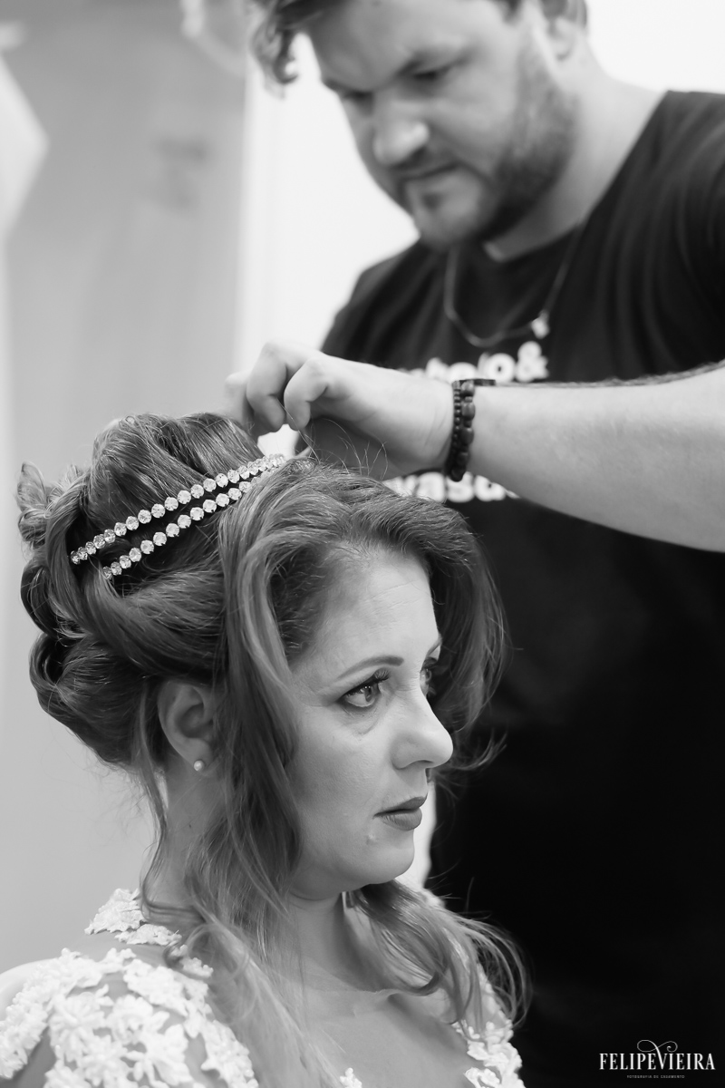 Noiva Gesiane tendo seu penteado de noiva sendo feito pelo Téo Ziviane com foto de Felipe Vieira fotografo de casamento em Guarapari