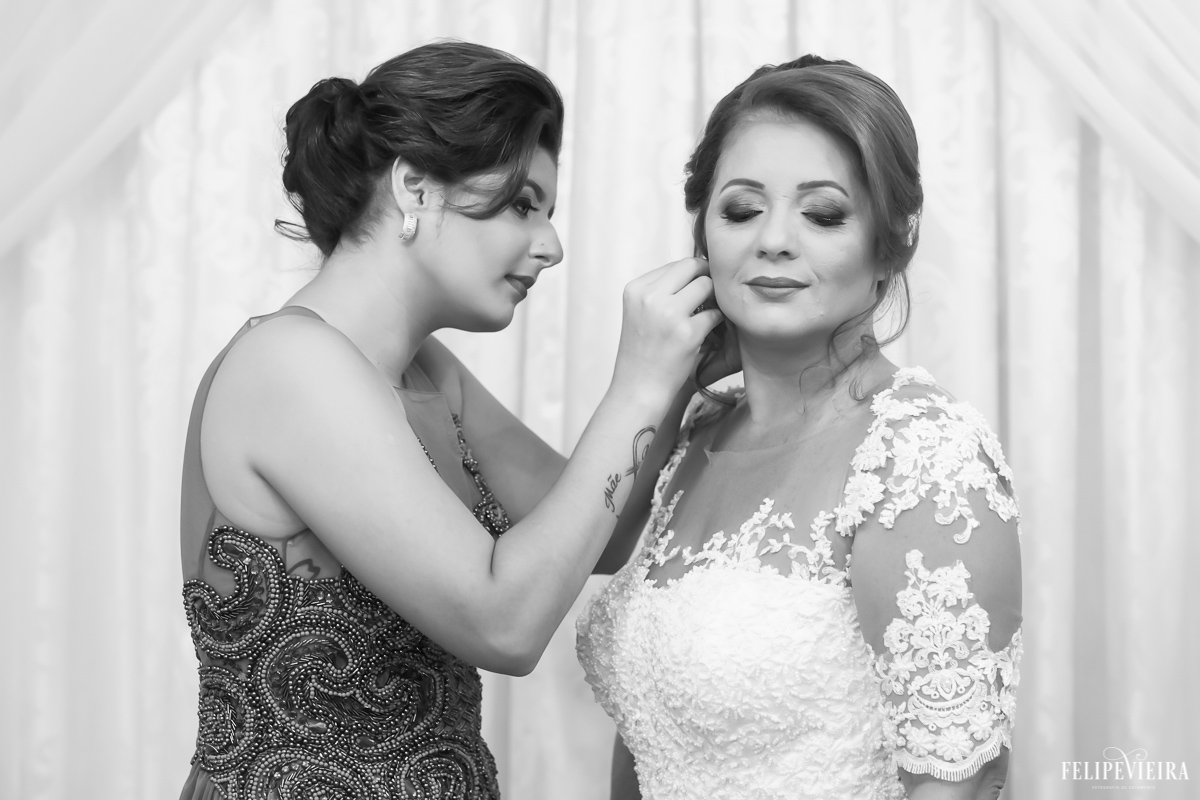 filha colocando o brinco na ma~e no dia do seu casamento fotografia do Felipe Vieira fotografo de casamento no Espírito Santo