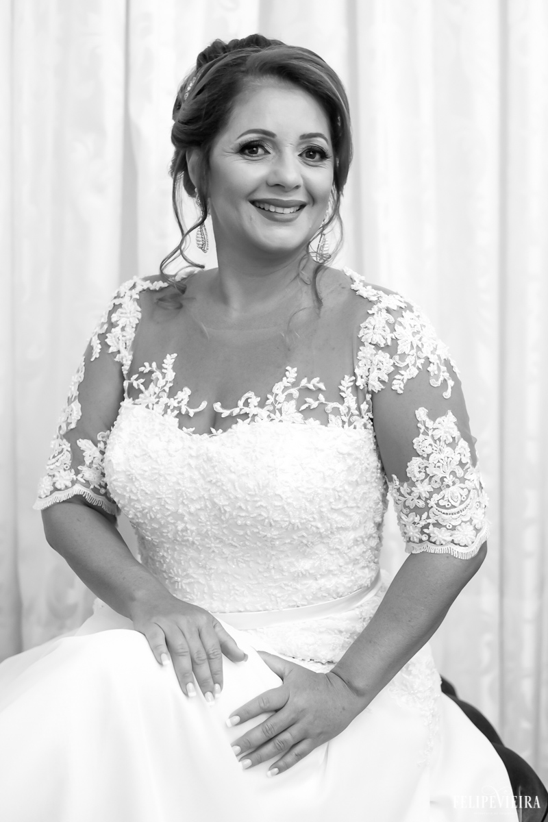 noiva posando pra um retrato clássico logo após ficar pronta para seu casamento foto do fotógrafo de casamento em Guarapari Felipe Vieira fotografia de casamento no Espírito Santo