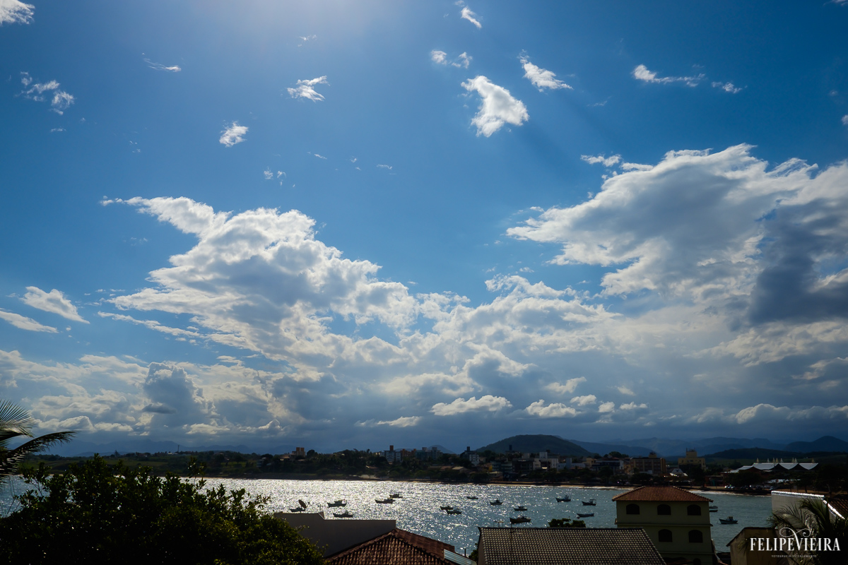 Lindo céu azul em Meaípe, Guarapari, foto feita por Felipe Vieira fotógrafo de casamentos
