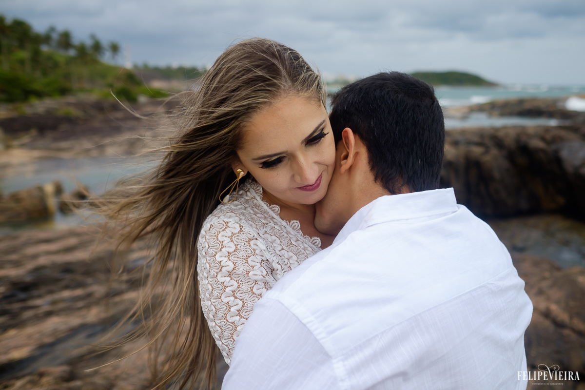 noivo beijando o pescoço da noiva enquanto a abraça Guarapari, foto feita por Felipe Vieira fotógrafo de casamentos.