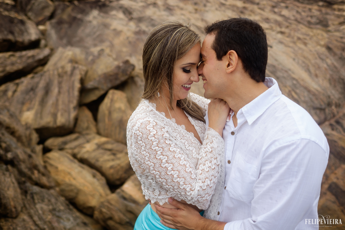 noivos em frente às rochas se curtindo em um abraço descontraído em meaípe Guarapari, foto feita por Felipe Vieira fotógrafo de casamentos