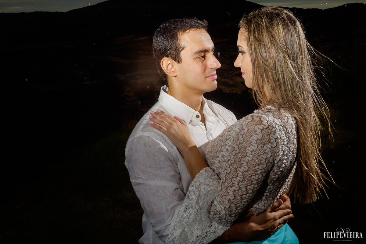 finalizando o ensaio externo com a felicidade no rosto dos noivos em meaípe Guarapari, foto feita por Felipe Vieira fotógrafo de casamentos