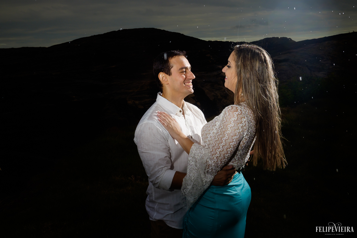 noivos sorrindo abraçados em ensaio externo pré casamento em meaípe guarapari Guarapari, foto feita por Felipe Vieira fotógrafo de casamentos