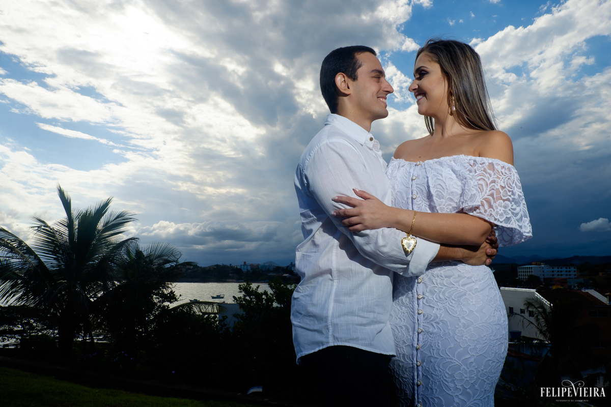 Foto do casal Bruno de Manú céu azul Guarapari, foto feita por Felipe Vieira fotógrafo de casamentos