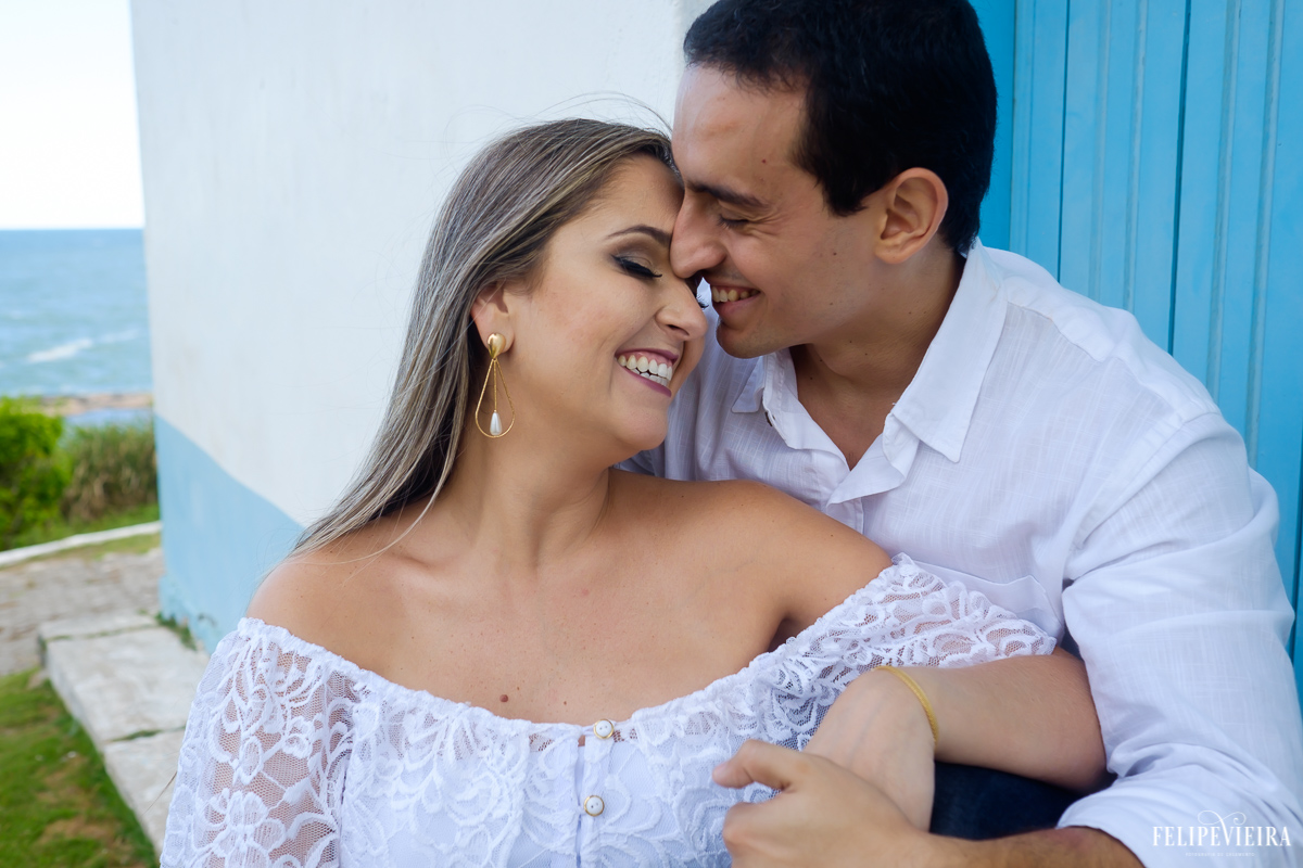 Casal feliz Bruno e Manu curtindo o ensaio externo em meaípe guarapari Guarapari, foto feita por Felipe Vieira fotógrafo de casamentos