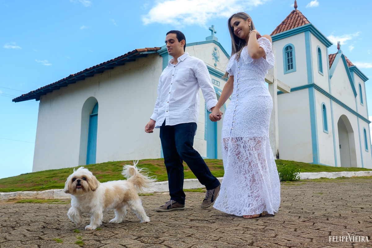 ensaio externo casal com cachorro Guarapari, foto feita por Felipe Vieira fotógrafo de casamentos.