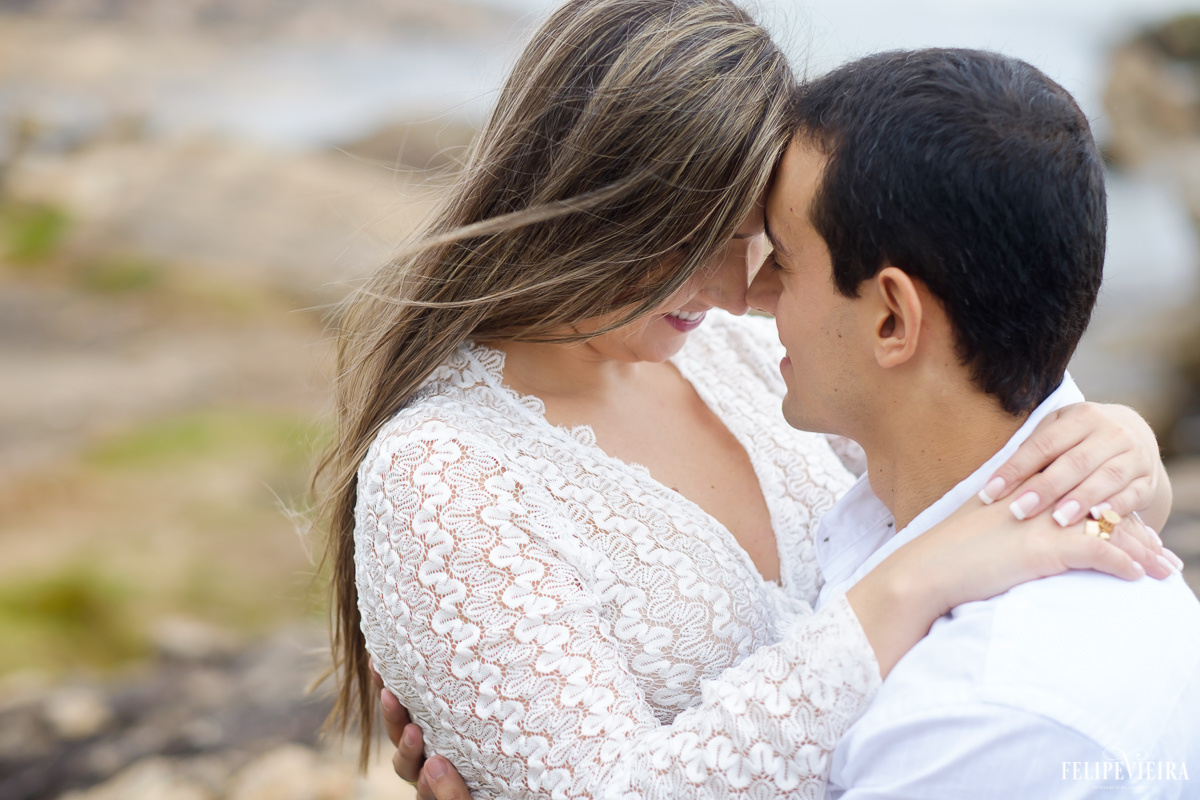 casal abraçado sorrindo nas fotos externas pré casamento Guarapari, foto feita por Felipe Vieira fotógrafo de casamentos.