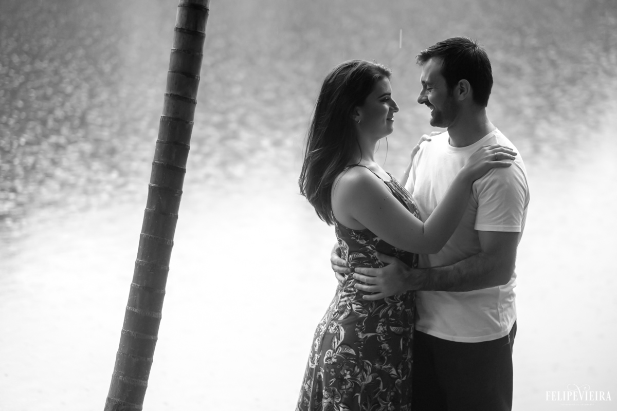 Final do ensaio feito na chuva em um belo dia nublado pelo fotógrafo Felipe Vieira fotografia de casamento em Guarapari