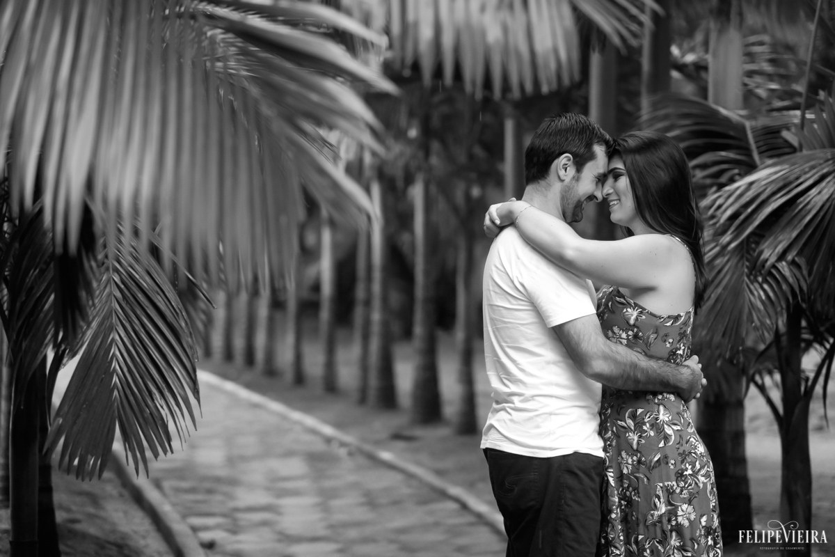 Casal encarando a chuva durante o ensaio pré casamento feito pelo fotógrafo Felipe Vieira fotografia